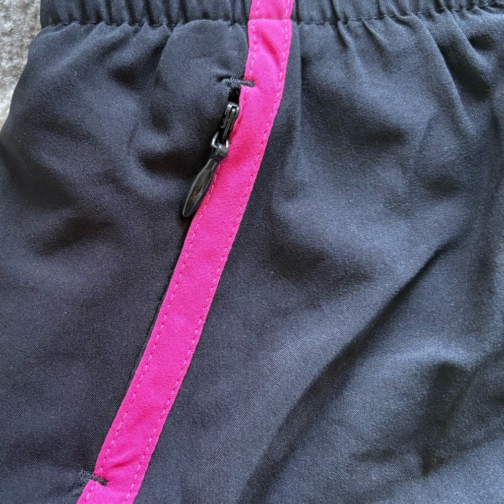 NWT Medium Under Armour Black & Pink Athletic Shorts Moisture-Wicking Fabric - Picture 12 of 13